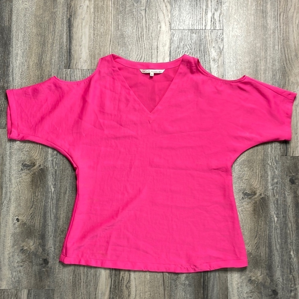 RACHEL Rachel Roy Bright Pink Cold Shoulder Short Sleeve V Neck Blouse, size Sm